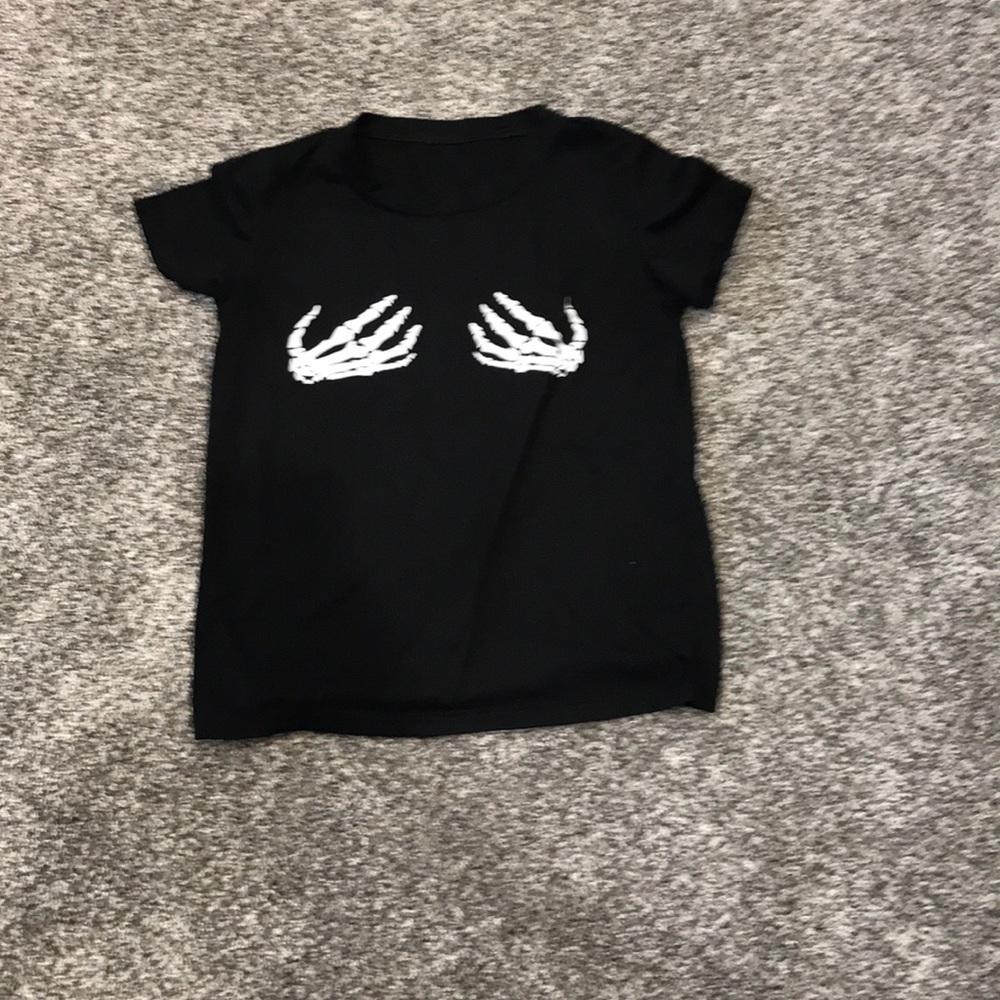 Skull hands t shirt